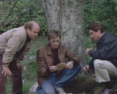 Angus MacGyver Trucs et Astuces - 4x02 Fr�res de Sang - Mac et ses copains Chuck et Neil, d�terrant leur bo�te � souvenir